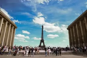 Полицията в Париж арестува мъж, скочил с парашут от Айфеловата кула
