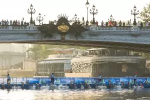 И мръсната Сена не спря хвалбите на Париж 2024