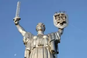 Гербът на Украйна бе поставен на "Родината майка"