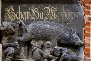 Антисемитска статуя краси фасадата на германска църква от 700 години