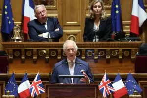 Френският Сенат аплодира на крака Чарлз III след реч на френски