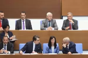 Депутатите се оградиха с "китайска стена" срещу медиите