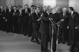 Обективът на Барбара Клем пренася целувката на Брежнев и Хонекер в СГХГ