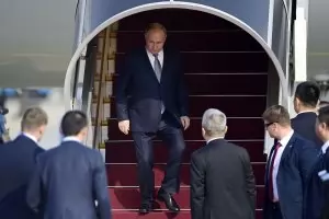 Путин пристигна в Китай да заздрави "безграничното партньорство"