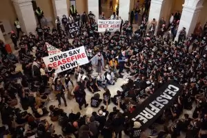 Антивоенен протест атакува Капитолия