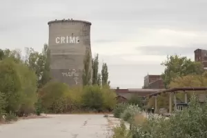 Еколози изписаха CRIME върху кула на ТЕЦ „Марица 3"