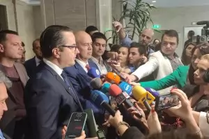 Парламентът гласува вот на недоверие в петък, 13-и