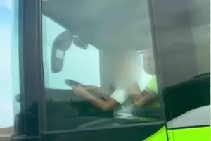 Дете в скута на шофьора управлява автобус по "Тракия"