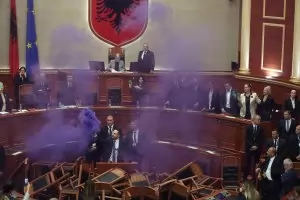 Албански депутати запалиха цигари и подпалиха листове в парламента