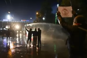 Протестът срещу Б. Михайлов се изроди в масови безредици в центъра на София