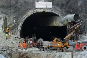 Извадиха всички затрупани в тунел в Индия работници след 17 дни под земята