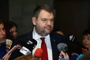 Пеевски обвини Христо Иванов и олигархията за кризата