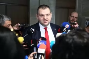 Пеевски върза кусур на премиера, че бил мащеха за народа
