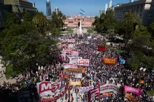 Президентът на Аржентина обяви 
извънредно положение в икономиката
