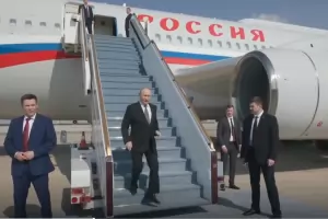 Путин пристигна на бегом в Абу Даби и Рияд