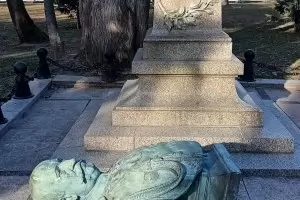 Задържаха мъжа, счупил бюст-паметника на граф Игнатиев във Варна