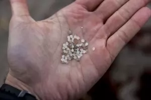 Милиони пластмасови пелети са изхвърлени по бреговете на Галисия
