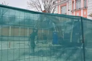 Багер руши пресния бетон край къщата паметник във Варна