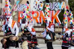 10 000 кукери в Перник оборват воя срещу етнофестивалите