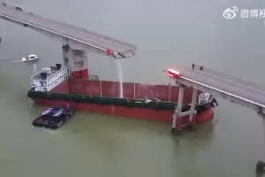 Шлеп събори частично мост в Китай