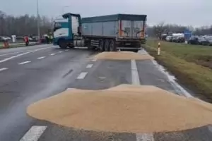 Полша се извини за разсипаното на пътя украинско зърно