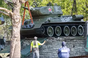 Русия обвини чужди политици заради съборени паметници