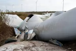 100-тонен ветрогенератор падна във Виетнам от 140 метра