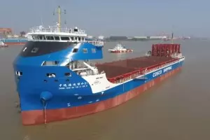 Китай пусна на вода огромен електрически контейнеровоз
