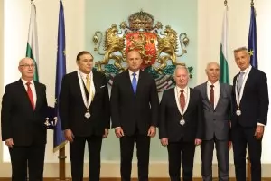 Радев връчи орден "Стара планина" на Цоло Вутов и Николай Вълканов