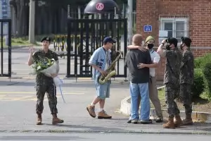 Кей-поп звезда се хвърля в най-масовата прегръдка с фенове