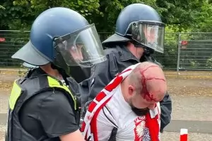 Полицията в Берлин арестува вилнеещи полски фенове