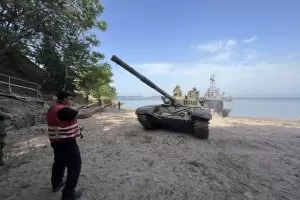 Армията ни тренира с танкове на плажа 