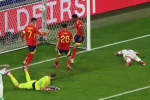 Испания си поигра с европървенеца и също е на 1/8-финал