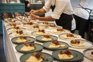 Бежанци готвят 5-степенно меню в уникален ресторант