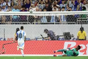 Аржентина с Меси едва се промъкна до 1/2-финалите на Копа Америка