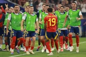Испания прекърши французите за 4 минути и е на финал