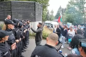 Привържениците на Доган се отбиха до хотела-резиденция на Пеевски