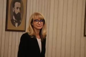 Бонуси за десетки милиони си раздават навсякъде в администрацията