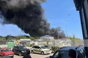 Огромен пожар до болница изплаши Варна