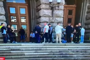 Привърженици на Доган и Пеевски се наредиха пред ЦИК