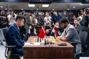 Шампионът Дин поведе в мача за световната титла по шахмат