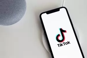 TikTok не видя нищо лошо в съдържанието за крайнодесния Джорджеску