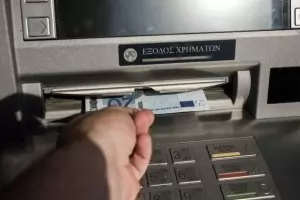 Гръцките банки свалят драстично таксите