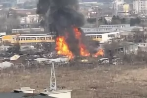 Пожар бушува в складова база в бургаския квартал "Меден рудник"