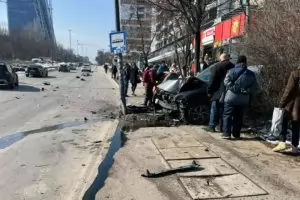 Автомобил се вряза в автобусна спирка в София