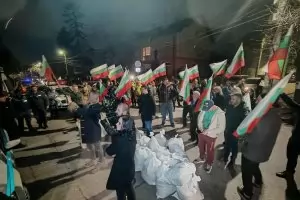 Поддръжници на "Величие" обсадиха къщата на Борисов