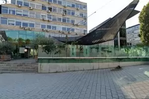 Вдигат сграда върху терасата на клуб "Ялта" в София