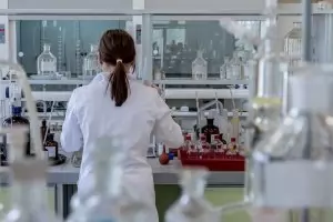 AstraZeneca плати $1 млрд. за фирма с нови терапии за рак