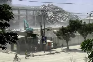 Небостъргач в Банкок се срути
при трус от поне 7,3 по Рихтер