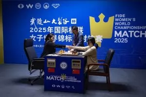 Китайка запази шахматната корона с разгром